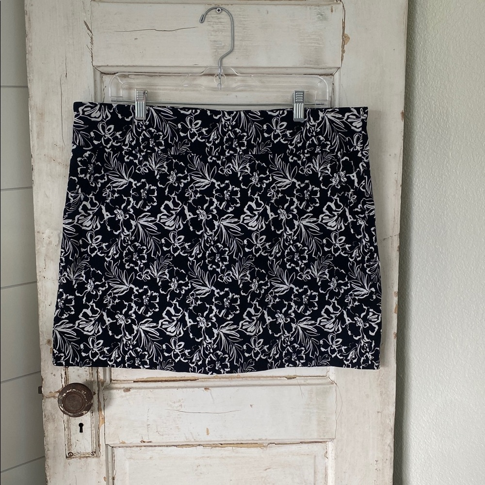 Zac & Rachel Skort Black/white flowers  Side Pockets Pull Up Skirt Size X-Large